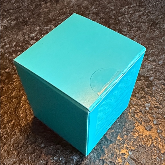 Neocutis Neo Firm Neck & Décolleté Tightening Cream - Picture 2 of 4